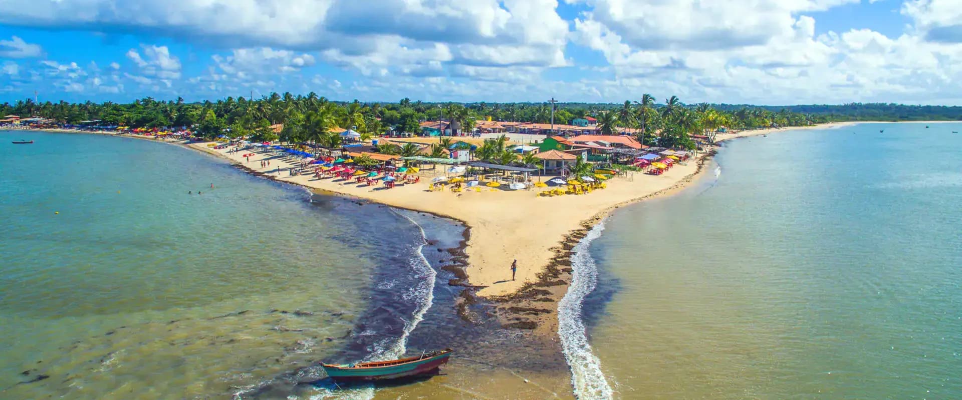 A praia e o mar de Coroa Vermelha, em Santa Cruz Cabrália